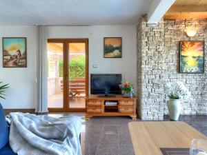 Televízia a/alebo spoločenská miestnosť v ubytovaní Holiday Home Villa Anamaria by Interhome