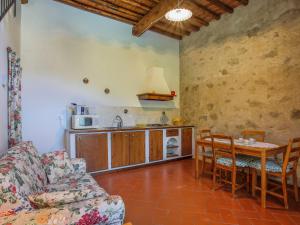 CastiglioneにあるHoliday Home Castiglioni-2 by Interhomeのリビングルーム(ソファ、テーブル付)