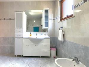 Kúpeľňa v ubytovaní Holiday Home Villa Anamaria by Interhome