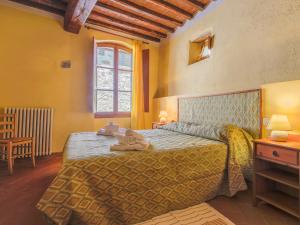 - une chambre avec un lit et une fenêtre dans l'établissement Apartment Castiglioni-3 by Interhome, à Castiglione