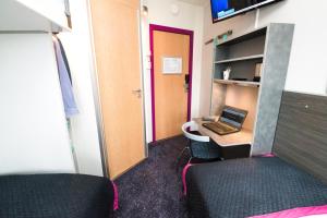 Uma televisão e/ou sistema de entretenimento em Cabinn Aalborg