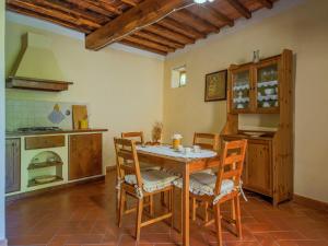 - une cuisine avec une table et des chaises en bois dans l'établissement Apartment Castiglioni-3 by Interhome, à Castiglione