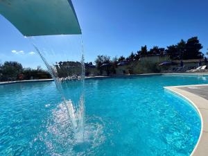 una fontana al centro della piscina di Apartment Villa Grassina-1 by Interhome a Pelago