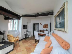 een woonkamer met een witte bank en een tafel bij Holiday Home Ca Dò Sante by Interhome in Zoagli
