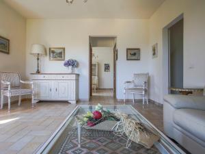 uma sala de estar com um sofá e uma mesa em Apartment Al Tramonto - Sole by Interhome em Impruneta