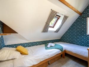 カルナック・プラージュにあるApartment Les Pins-2 by Interhomeのベッドルーム(ベッド2台付)が備わる屋根裏部屋です。