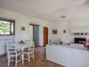 インプルネータにあるHoliday Home Al Tramonto - Venere by Interhomeのキッチン、ダイニングルーム(テーブル、椅子付)