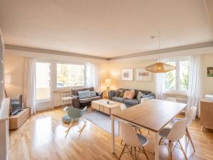 ein Wohnzimmer mit einem Tisch und einem Sofa in der Unterkunft Apartment Chesa Daniela B - Anita by Interhome in St. Moritz
