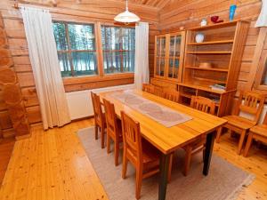 NissiにあるHoliday Home Siula by Interhomeのダイニングルーム(木製テーブル、椅子付)