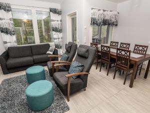 sala de estar con muebles y comedor en Holiday Home Kotokuusi 3 by Interhome, en Ruka