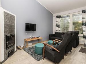 sala de estar con sofá y chimenea en Holiday Home Kotokuusi 3 by Interhome, en Ruka