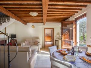 - un salon avec une table et un canapé dans l'établissement Holiday Home Iacopo by Interhome, à Pieve a Nievole