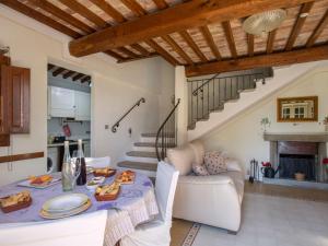 sala de estar con mesa, sofá y escaleras en Holiday Home Iacopo by Interhome en Pieve a Nievole