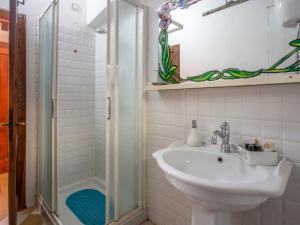 Kúpeľňa v ubytovaní Holiday Home Iacopo by Interhome