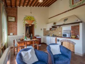 sala de estar con mesa y sillas y cocina en Holiday Home Borgo della Limonaia-3 by Interhome en Pieve a Nievole