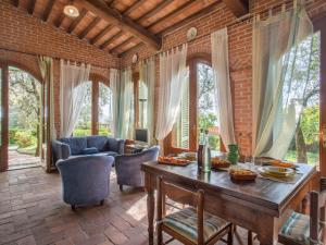 una sala da pranzo con tavolo e sedie di Holiday Home Borgo della Limonaia-3 by Interhome a Pieve a Nievole