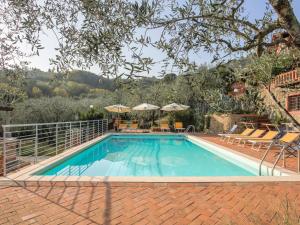 The swimming pool at or close to Holiday Home Borgo della Limonaia-4 by Interhome