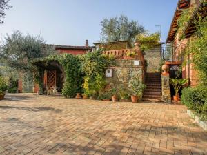 A garden outside Holiday Home Borgo della Limonaia-4 by Interhome