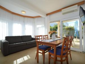 TV a/nebo společenská místnost v ubytování Apartment Sablić-2 by Interhome