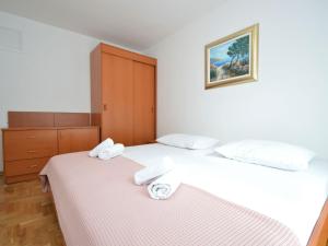 Postel nebo postele na pokoji v ubytování Apartment Sablić-2 by Interhome