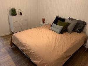 Un dormitorio con una cama con almohadas. en Appartement refait à neuf avec vue sur la ville en Poitiers