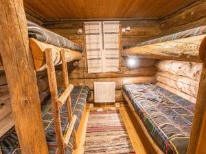 ユッラスヤルヴィにあるHoliday Home Salmentieva 2 by Interhomeのログキャビン内の二段ベッド2台が備わる客室です。