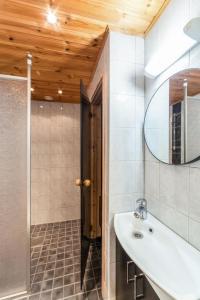 uma casa de banho com um lavatório e um espelho em Holiday Home Weekend duo by Interhome em Lahdenperä