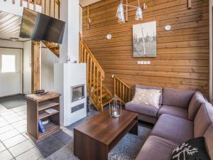 - un salon avec un canapé et une télévision dans l'établissement Holiday Home Lauha by Interhome, à Ylläsjärvi