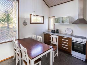 ユッラスヤルヴィにあるHoliday Home Lauha by Interhomeのキッチン(木製テーブル、テーブル、椅子付)
