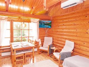 - une salle à manger avec des murs en bois, une table et des chaises dans l'établissement Holiday Home Tahkon nipashonka 2 a by Interhome, à Tahkovuori