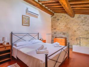 ein Schlafzimmer mit einem Bett mit weißen Handtüchern darauf in der Unterkunft Holiday Home Castiglioni-1 by Interhome in Castiglione