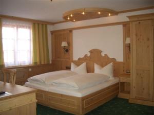 Ein Bett oder Betten in einem Zimmer der Unterkunft Gasthof & Hotel Jägerwirt