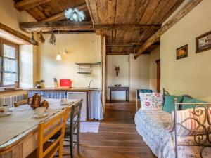 ein Wohnzimmer mit einem Tisch und einem Sofa in der Unterkunft Apartment Giallo by Interhome in Cortemilia