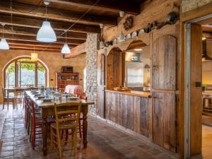 comedor con paredes de madera, mesa y sillas en Holiday Home Cascina Barroero by Interhome, en Cortemilia