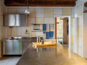 una cocina con encimera de acero inoxidable y fregadero en Holiday Home Cascina Barroero by Interhome, en Cortemilia 38 fotos más