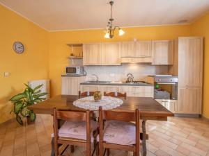 een keuken met een tafel en stoelen in een kamer bij Holiday Home Casa Martina by Interhome in Montefiascone
