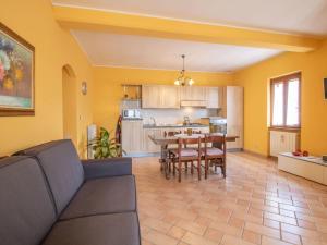 Una sala de estar con una mesa y una cocina. en Holiday Home Casa Martina by Interhome, en Montefiascone
