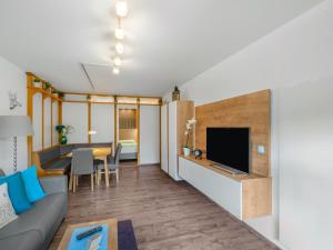 sala de estar con sofá y TV en Apartment Hinterreit-2 by Interhome en Maria Alm am Steinernen Meer