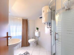 Koupelna v ubytování Apartment Bruno-1 by Interhome