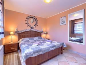 Ένα ή περισσότερα κρεβάτια σε δωμάτιο στο Apartment Fontana-1 by Interhome
