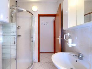Koupelna v ubytování Apartment Bruno-1 by Interhome