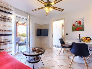 Μια τηλεόραση ή/και κέντρο ψυχαγωγίας στο Apartment Fontana-1 by Interhome