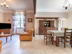 cocina y sala de estar con mesa y sillas en Holiday Home Mas Madelon by Interhome, en Noves