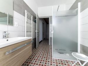 ノヴにあるHoliday Home Mas Madelon by Interhomeのバスルーム(洗面台、ガラス張りのシャワー付)
