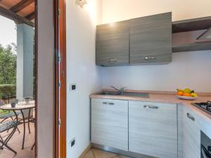リオ・マリーナにあるHoliday Home Villaggio Mezzo Ortano-1 by Interhomeのキッチン(グレーのキャビネット、テーブル付)