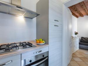 リオ・マリーナにあるHoliday Home Villaggio Mezzo Ortano-1 by Interhomeのキッチン(コンロ、フルーツボウル付)