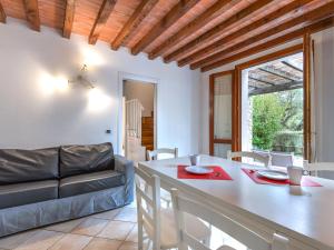 リオ・マリーナにあるHoliday Home Villaggio Mezzo Ortano-1 by Interhomeのリビングルーム(テーブル、ソファ付)