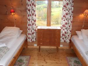 ein kleines Zimmer mit 2 Betten und einem Fenster in der Unterkunft Holiday Home Elvehuset - FJS075 by Interhome in Holsen