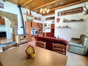 eine Küche und ein Wohnzimmer mit einem Tisch und Stühlen in der Unterkunft Apartment Il Castello-2 by Interhome in Albonico