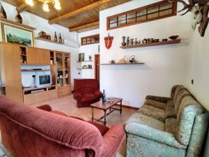 ein Wohnzimmer mit 2 Sofas und einem TV in der Unterkunft Apartment Il Castello-2 by Interhome in Albonico